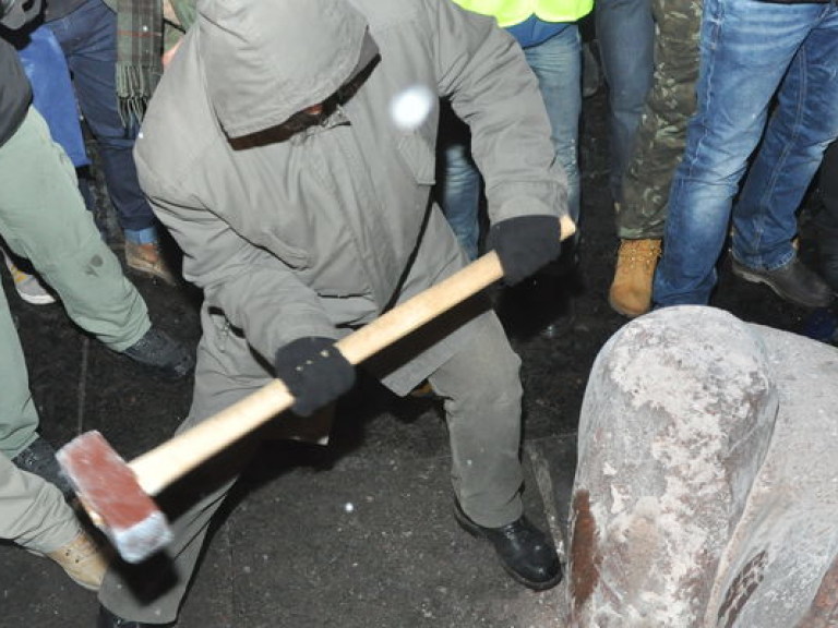 Во Львове вандалы повредили памятник воинам-интернационалистам