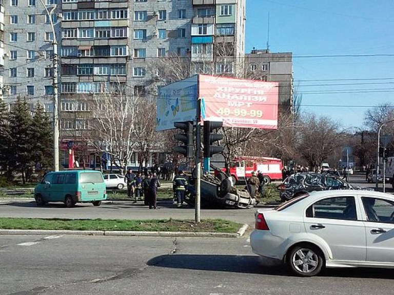 В Мариуполе перевернулось авто с военными: есть пострадавшие (ФОТО)