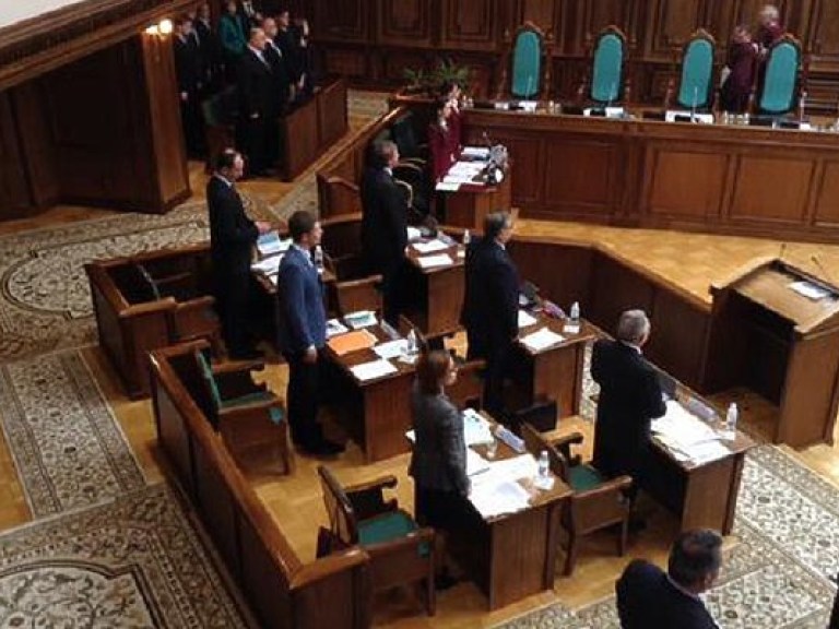 Глава Минюста попросил КС отложить рассмотрение дела до принятия изменений в закон о люстрации