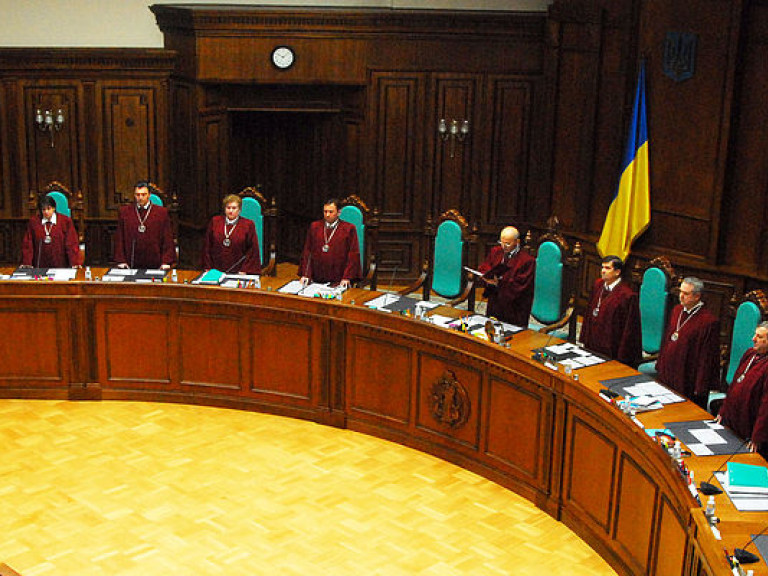 КС отказал Минюсту в отсрочке рассмотрения закона о люстрации