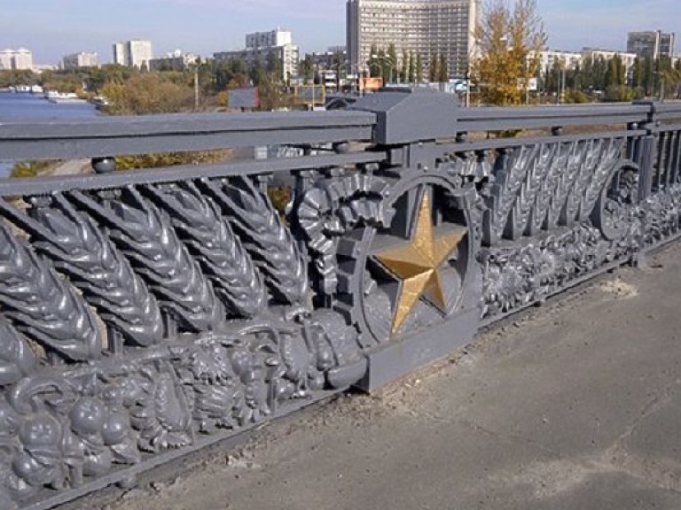 Киевские власти намерены демонтировать советские символы на столичных зданиях ко Дню Независимости