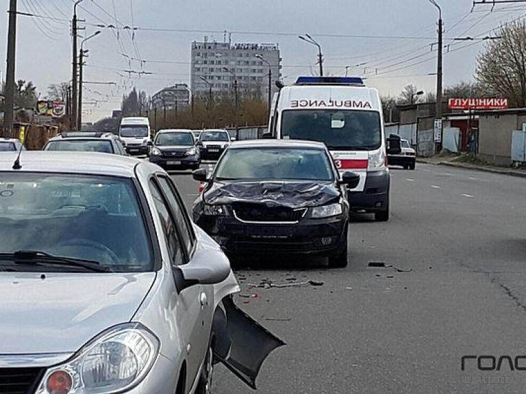 В Киеве на Виноградаре пьяный водитель Skoda влетел в Renault: есть пострадавшие (ФОТО)