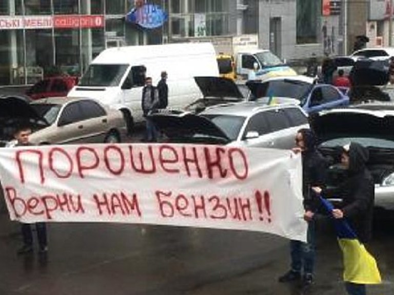 Более 60 автомобилистов перекрыли центральную площадь Харькова (ВИДЕО)