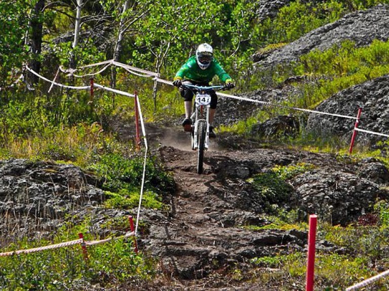 В Киеве состоялись экстремальная велогонка-«даунхилл» — двух спортсменов забрала скорая