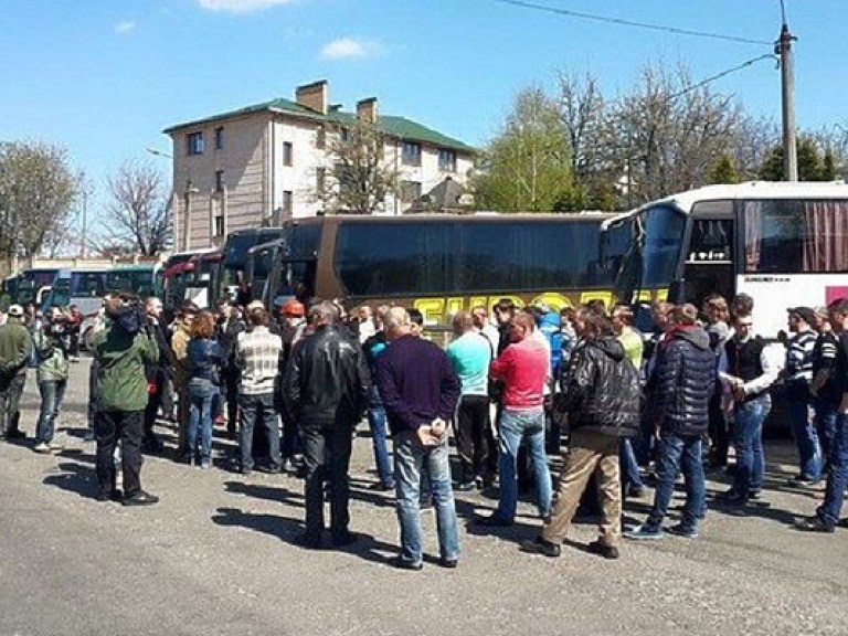 У Лавры произошла потасовка между Автомайданом и шахтерами