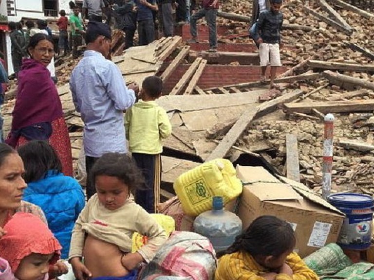 Землетрясение в Непале забрало свыше 900 жизней
