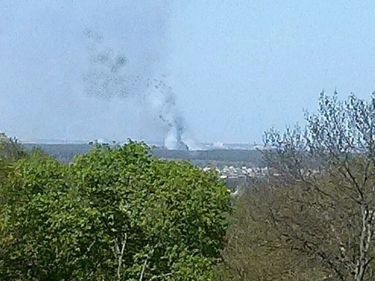 В Киевской области возле Конча Заспы в километре от воинской части горит лесополоса