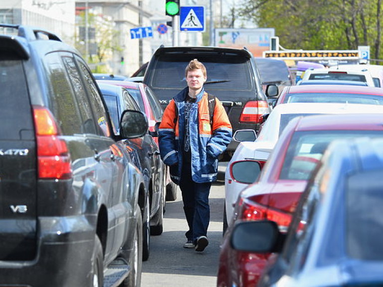 Суровые будни парковщика: денег давать не хотят, а по лицу &#8212; могут (ФОТО)