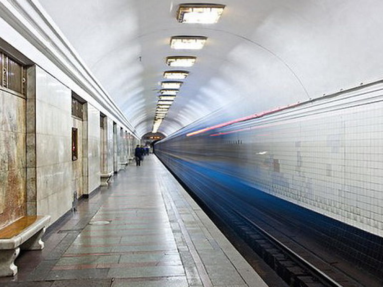 На эскалаторе столичного метро умер мужчина