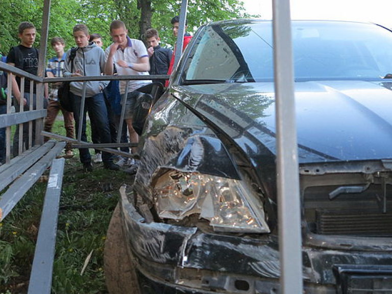 В Киеве пьяная женщина на Skoda въехала в остановку: ранены двое школьников (ФОТО)