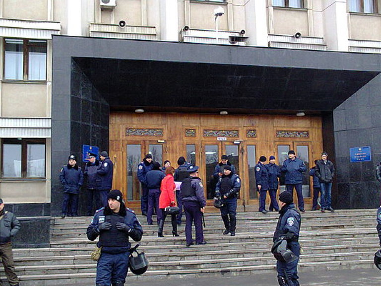 Одесские активисты лазером нарисовали надпись &#171;Фашизм не пройдет&#187; на здании ОГА (ВИДЕО)