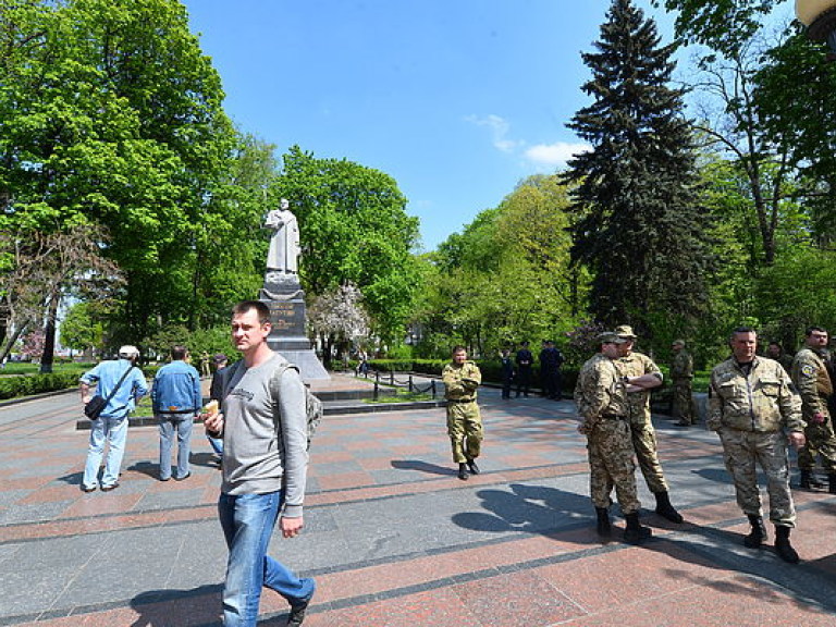 В Мариинском парке охраняют памятник генералу Ватутину (ФОТО)