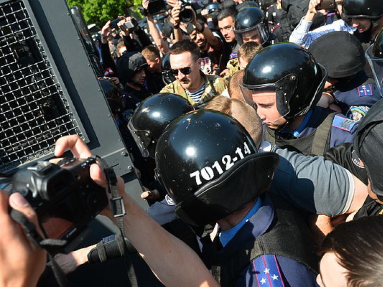 МВД: После потасовки на первомайском митинге в Киеве госпитализировали милиционера