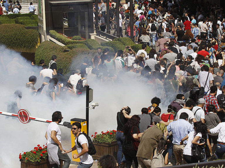 В Стамбуле произошли столкновения демонстрантов акции, приуроченной 1 мая, с полицией &#8212; применен слезоточивый газ