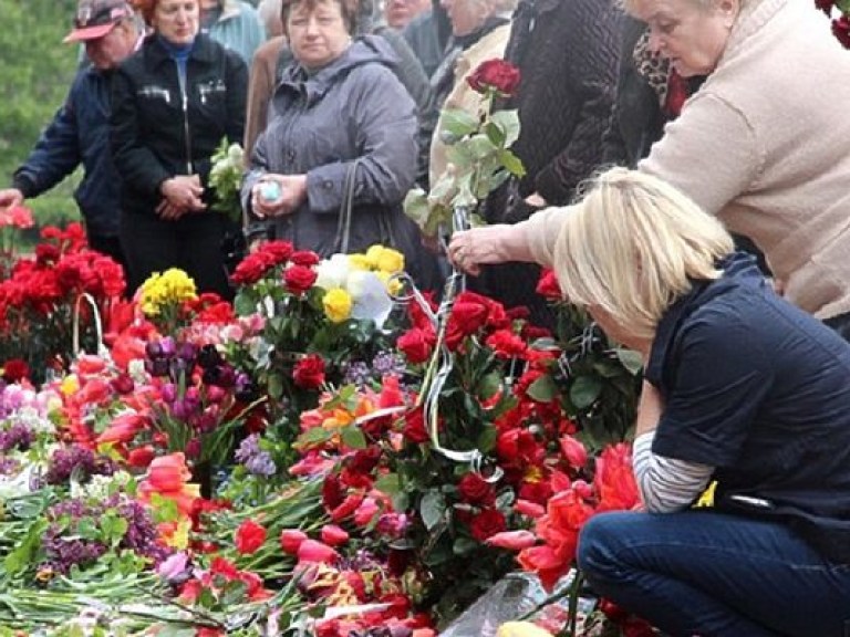 На Куликовом поле и Соборной площади в Одессе проходят траурные мероприятия в память о жертвах трагедии 2 мая (ФОТО, ОБНОВЛЕНО)