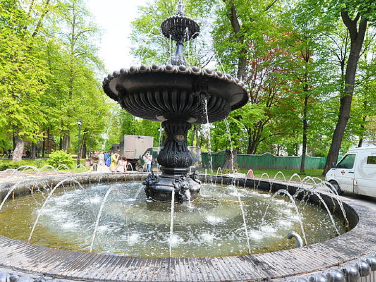 Со вчерашнего дня в Киеве заработали фонтаны (ФОТО)