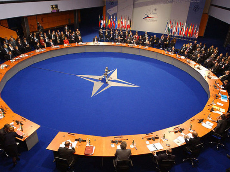 В НАТО создали «антикризисную телефонную линию» с Минобороны РФ