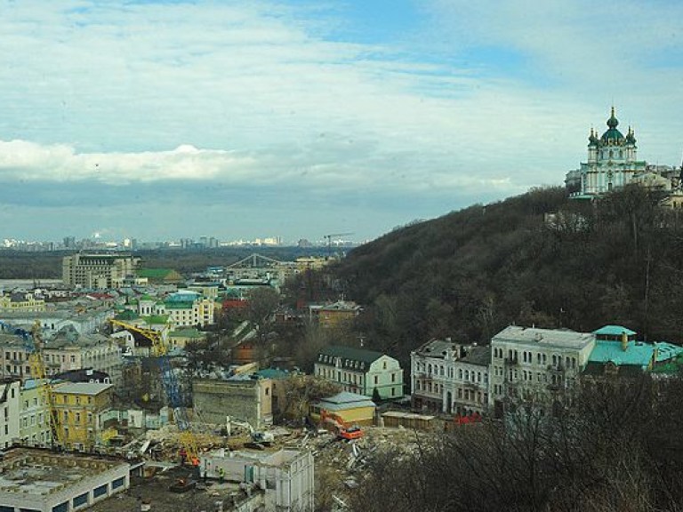 В Киеве на Андреевском спуске приступили к монтажу дорожных блокираторов