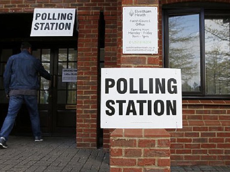 Британцы голосуют в пабах и прачечных на парламентских выборах