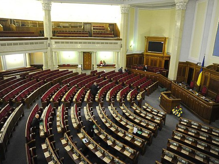 В сессионном зале парламента уже собрались ветераны, однако нардепы заставляют себя ждать