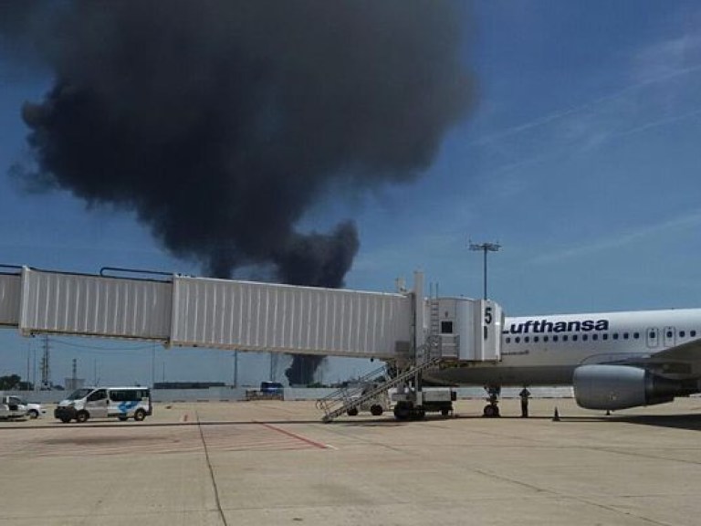 В Испании на территорию завода Coca-Cola упал военно-транспортный самолет (ФОТО)