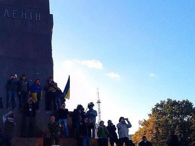 В Николаеве избили людей, приводивших в порядок памятник Ленину