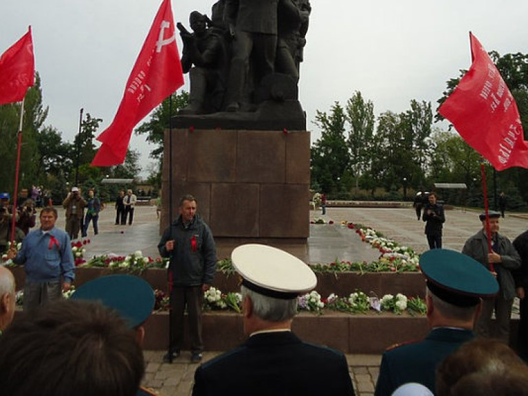 Правоохранители в Парке Вечной Славы окружили сторонников КПУ плотным кольцом