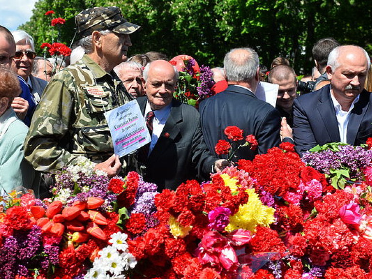 Члены КПУ возложили цветы к Вечному огню (ФОТО)