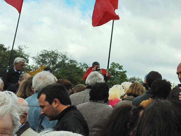 В Киеве в Парке Славы возник конфликт между сторонниками и противниками коммунистов