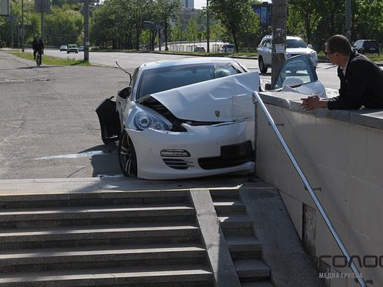 В Киеве на проспекте Победы дорогая иномарка чуть не въехала в подземный переход, пострадал пассажир (ФОТО)
