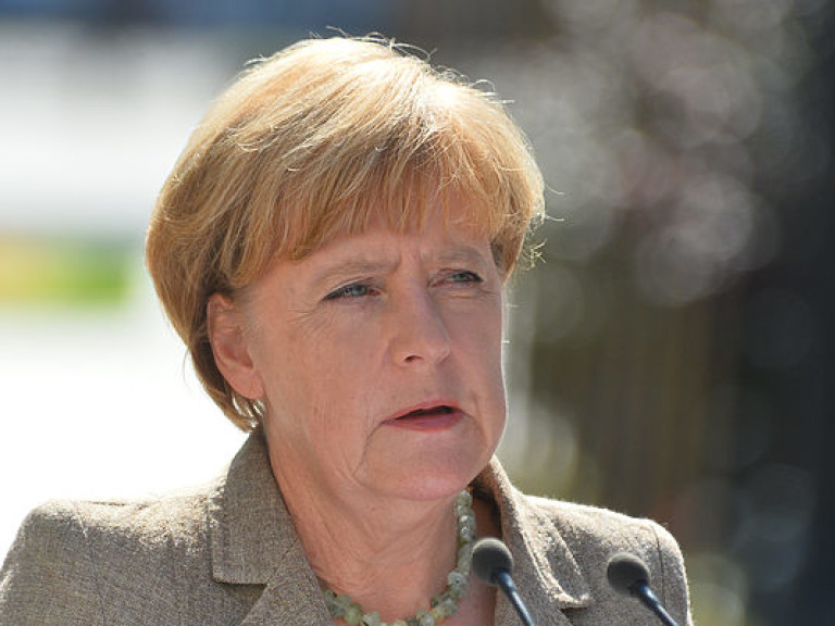 Меркель: Перемирие в Украине нарушается с обеих сторон