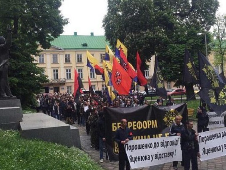 Львовские активисты, обозленные на власть, требуют от Порошенко ответов и отставки Яценюка (ФОТО)