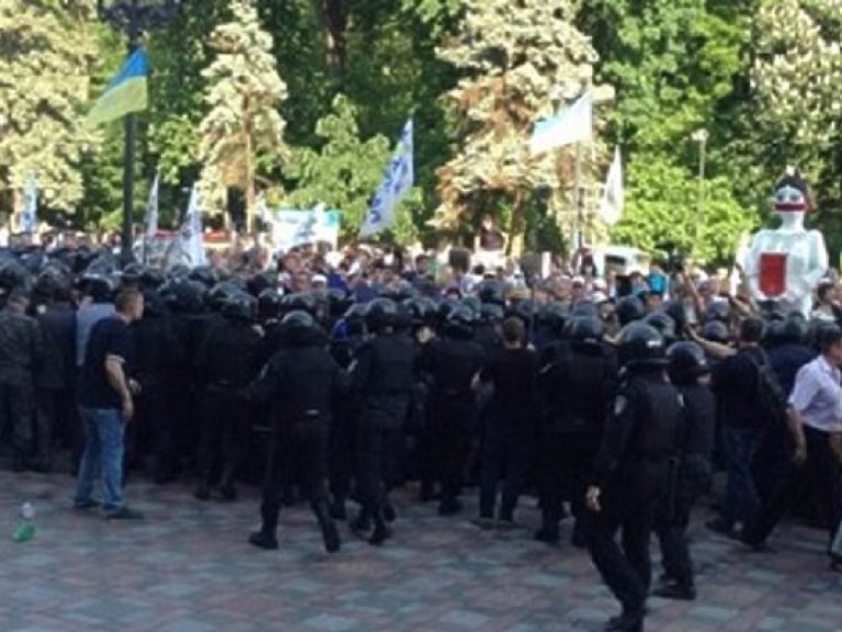 Протестующие под Радой перекрыли движение по Грушевского