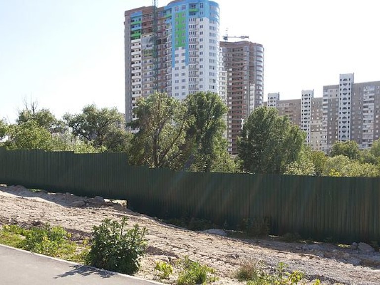 В Киеве уничтожают водоем (ФОТО)