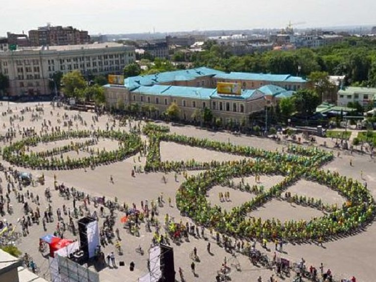 В Харькове создали самую большую фигуру из велосипедов