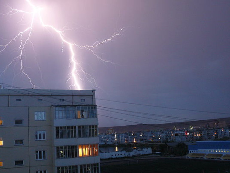 Во Львове ураган валил деревья и срывал крыши с домов (ФОТО)