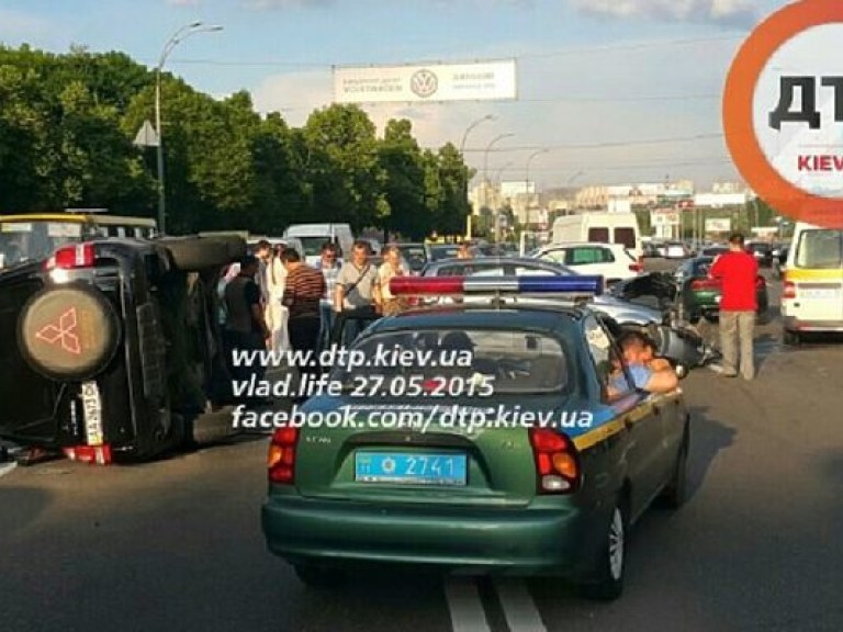 На проспекте Дружбы народов в Киеве столкнулись 8 автомобилей, пострадал ребенок