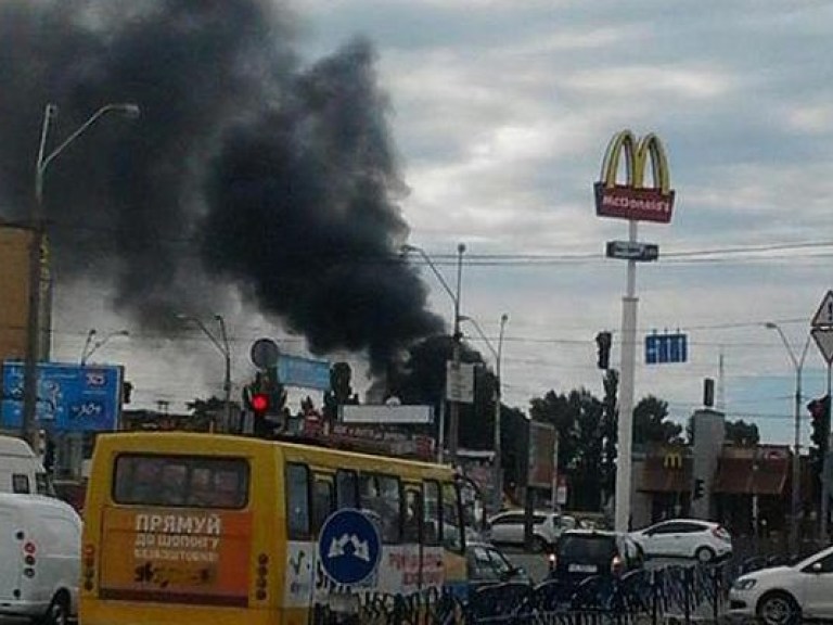 На рынке возле метро «Петровка» в Киеве возник пожар