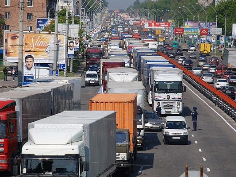 В Украине запретили в жару движение грузовиков по всем автодорогам