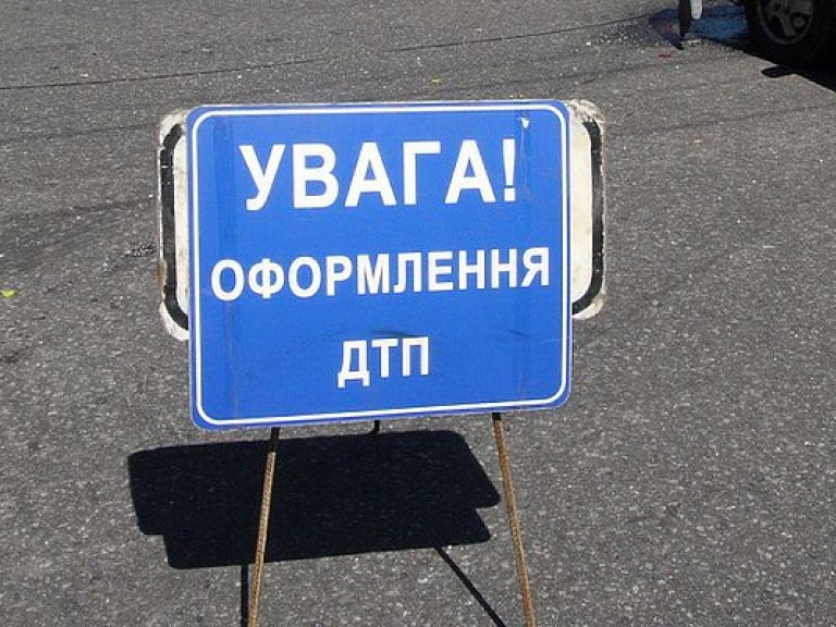 В Донецкой области легковушка вышла на встречную полосу и столкнулась с БМП, есть жертвы