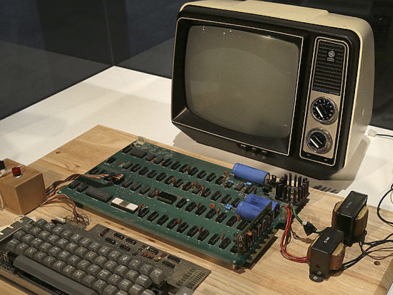 Жительница США выбросила оцененный в 200 тысяч долларов раритетный компьютер