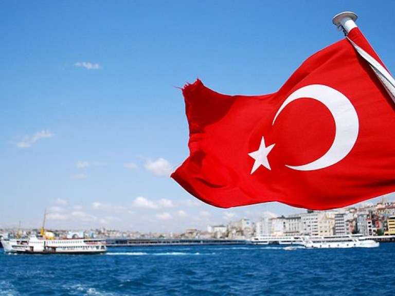 Лидеры побеждающей на выборах в Турции правящей партии обещают стране экономические и политические преобразования