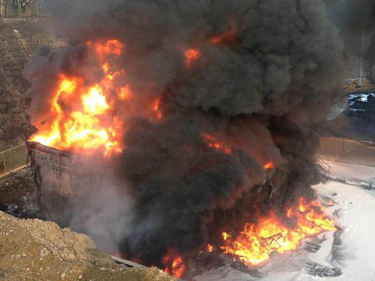 В Киевской области пожарные продолжают бороться с пожаром на нефтебазе, огнем охвачено уже 8 резервуаров с топливом