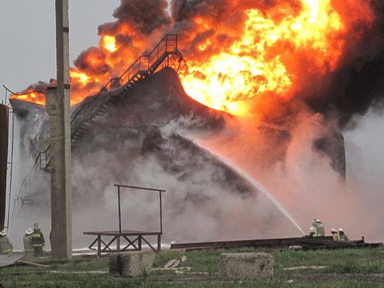 Четверо пожарных погибли во время тушения пожара на нефтебазе под Киевом — ГСЧС (ВИДЕО)