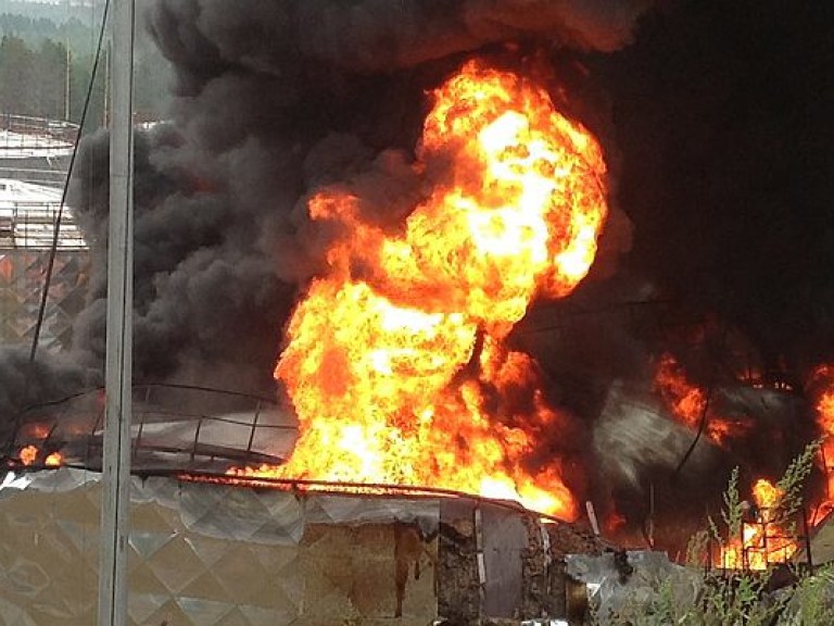 Пожар на нефтебазе под Киевом: горят уже 16 резервуаров с топливом (ВИДЕО)