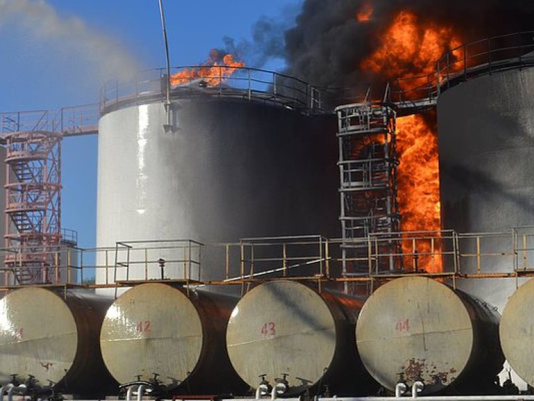 Во время пожара на нефтебазе в Киевской области уже сгорело 12 резервуаров