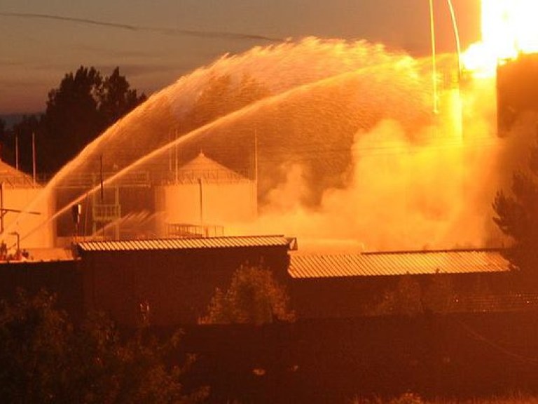 ГСЧС: После серии взрывов на нефтебазе двое пожарных не выходят на связь (ВИДЕО)