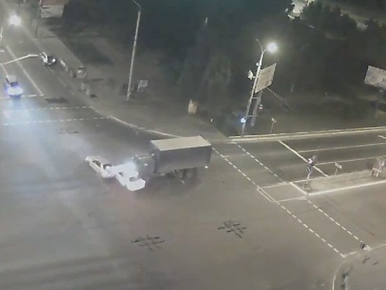 В Мариуполе грузовик с военными протаранил два автомобиля (ВИДЕО)