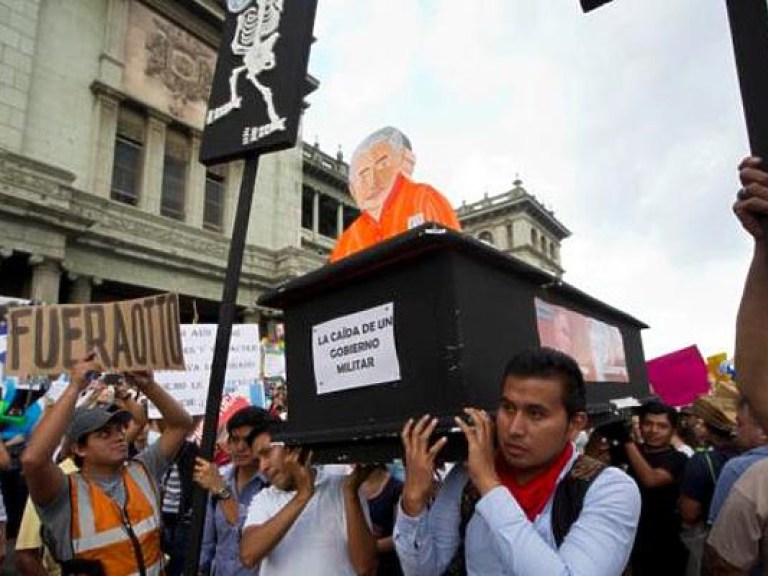 Тысячи гватемальцев вышли на улицы с требованием отставки президента страны
