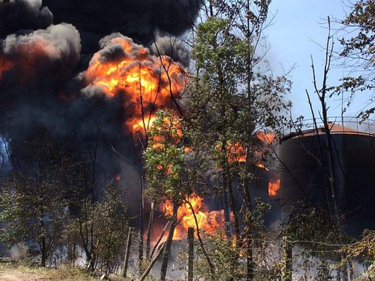 На нефтебазе под Васильковом продолжает гореть один резервуар — ГСЧС